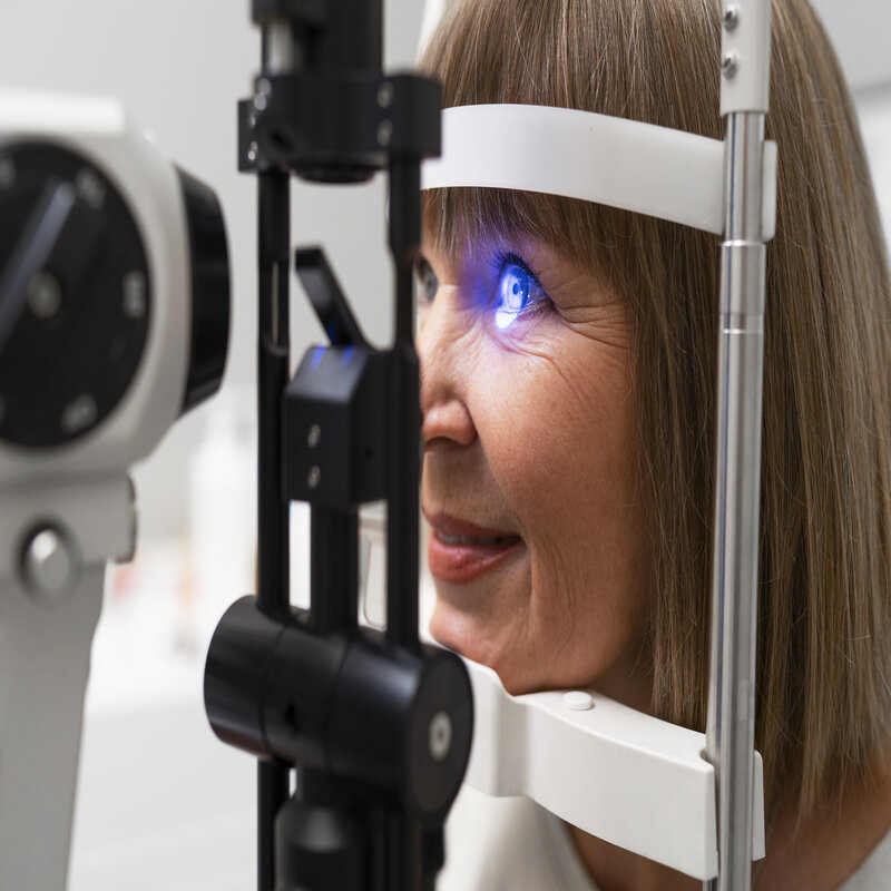 ophthalmologist-doctor-consulting-patient (1)